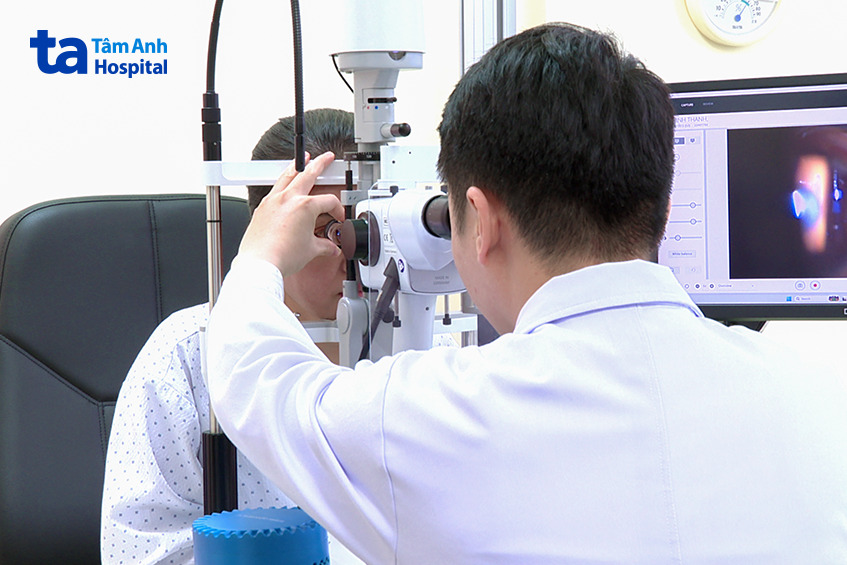 chị trương làm kiểm tra mắt sau phẫu thuật