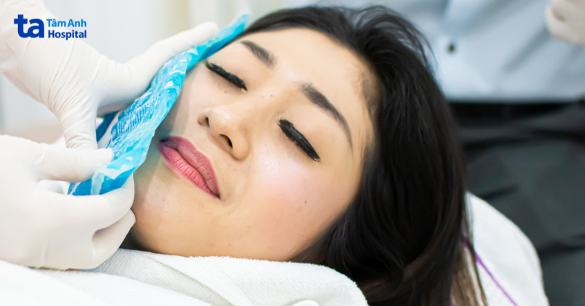 chườm đá lạnh để giảm sưng