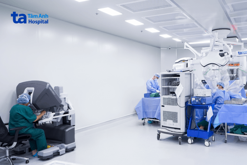 Bác sĩ Nguyễn Bá Mỹ Nhi - Giám đốc Trung tâm Sản Phụ khoa, Hệ thống Bệnh viện Đa khoa Tâm Anh TP.HCM, đang ngồi buồng điều khiển robot Da Vinci Xi, cùng sự hỗ trợ của các phẫu thuật viên