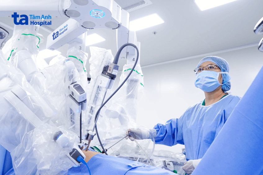 Nhờ cánh tay robot xoay linh hoạt 540° và hệ thống chống rung tuyệt đối, bác sĩ có thể thao tác tinh vi đến từng milimet, tiếp cận những vị trí sâu hẹp mà nội soi thường khó xử lý