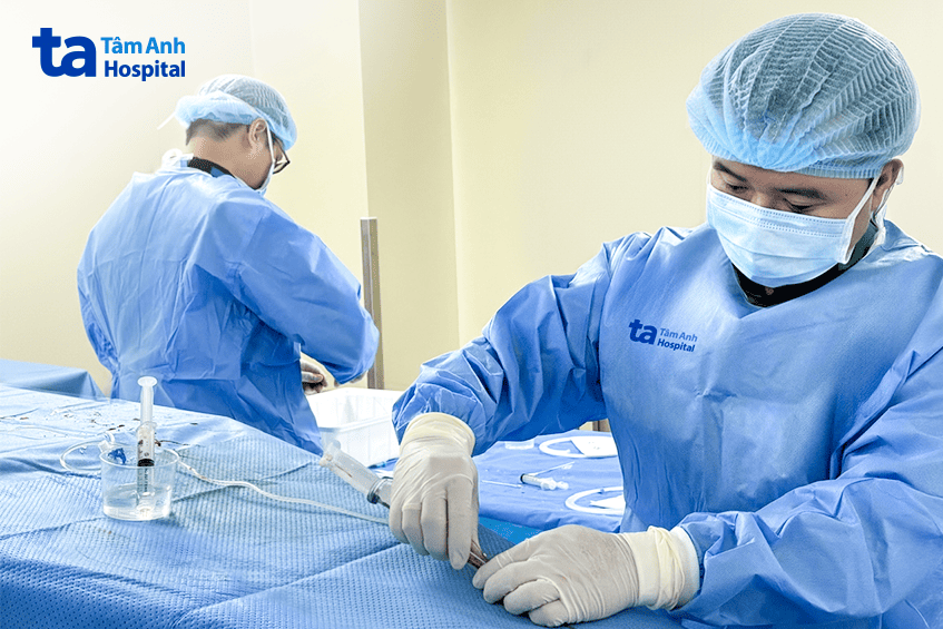 Bác sĩ Đức (phải) cùng ê kíp tiến hành can thiệp bít túi giả phình đã vỡ cho anh Thời. Ảnh: Bệnh viện Đa khoa Tâm Anh