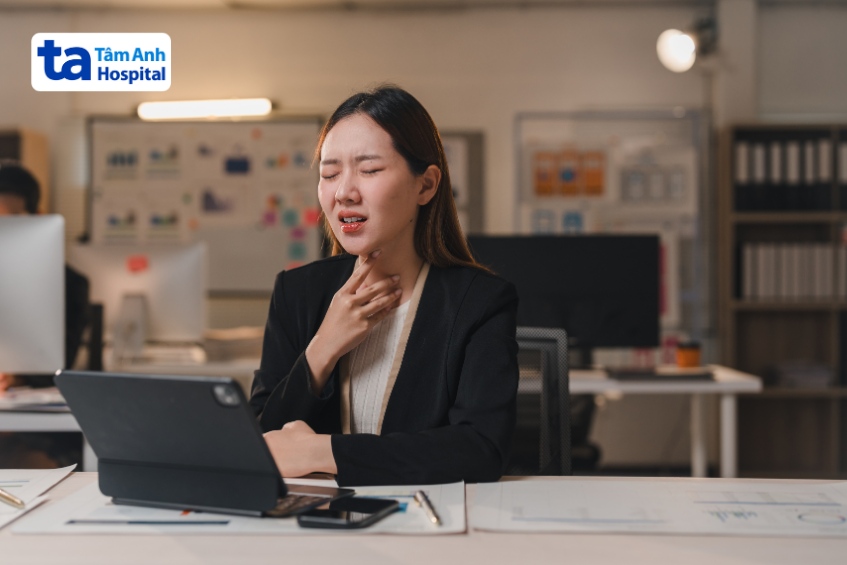 đau họng dấu hiệu áp xe amidan