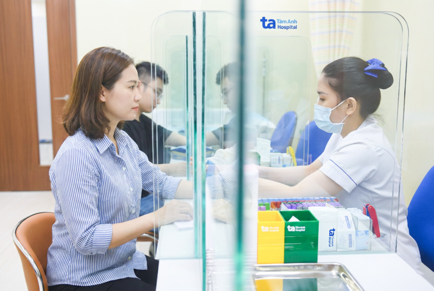 điều dưỡng đang xác định đúng người bệnh bằng câu hỏi mở