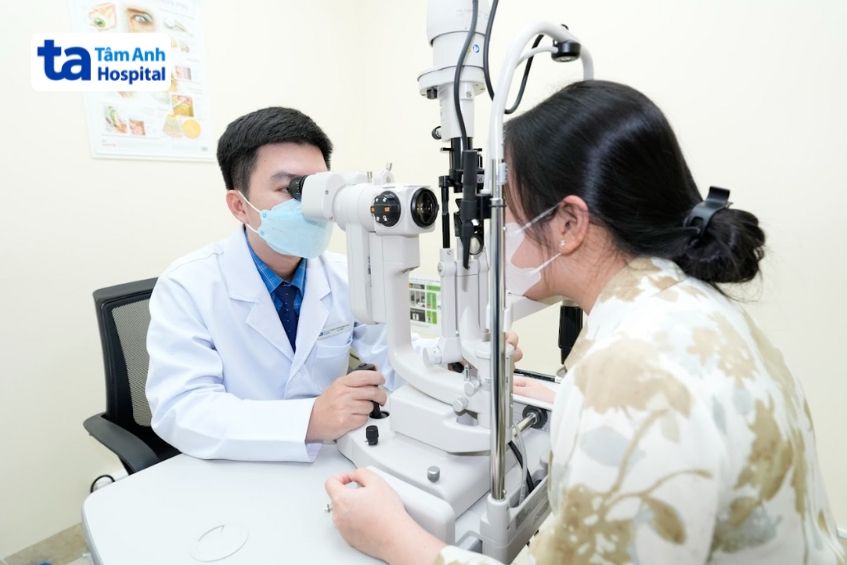 đo khám mắt bằng máy