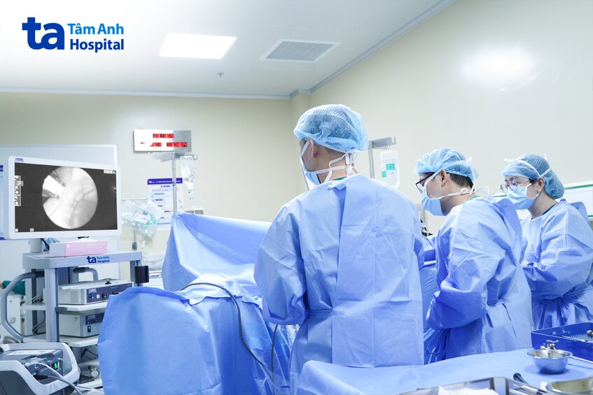 đội ngũ bác sĩ điều trị cho người bệnh