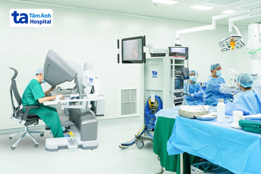 đội ngũ bác sĩ phẫu thuật khối u bằng robot hiện đại