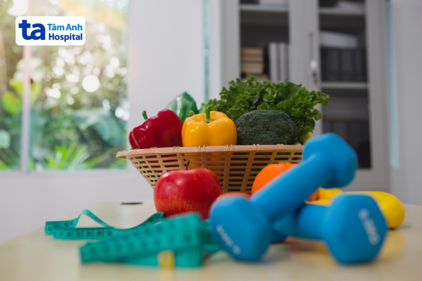 Duy trì thói quen sống lành mạnh thông qua luyện tập và ăn uống là một trong những biện pháp kiểm soát huyết áp hiệu quả