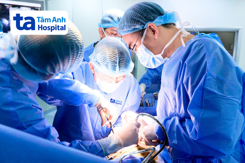 ê kíp đang thực hiện phẫu thuật nắn chỉnh cột sống cho Sophea. 