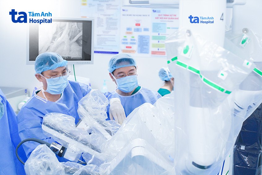 ekip bác sĩ điều trị cho bệnh nhân