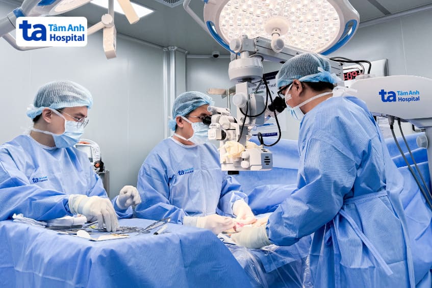 ekip bác sĩ nam khoa - hiếm muộn thực hiện vi phẫu micro-TESE tìm tinh trùng