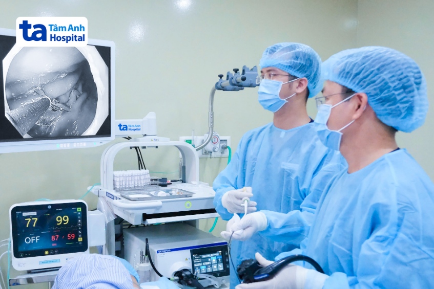 êkíp bác sĩ nội soi cho bệnh nhi