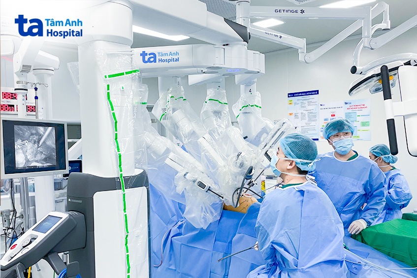 Êkíp Bệnh viện Đa khoa Tâm Anh phẫu thuật bằng robot Da Vinci Xi cho bà Hương