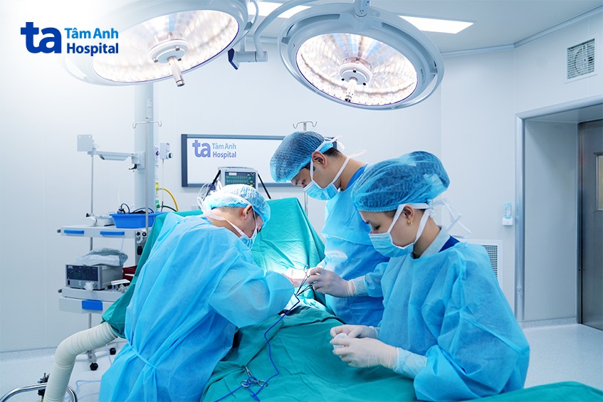 ekip phẫu thuật nội soi cắt thận trái