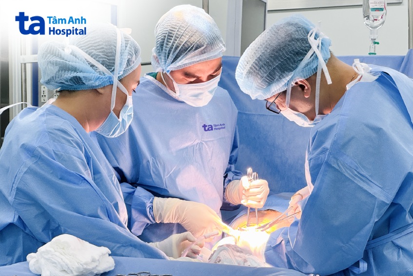 êkíp sản phụ khoa mổ lấy thai cho chị minh