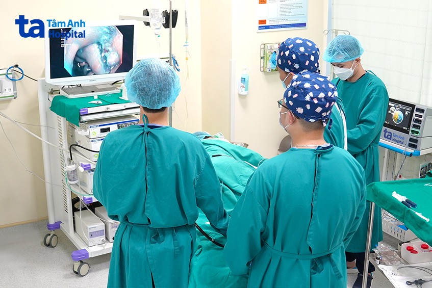 ekip thực hiện nội soi đại tràng