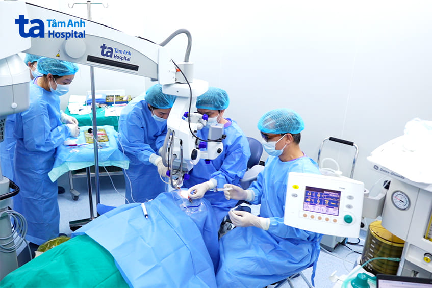 êkíp thực hiện phẫu thuật cho người bệnh