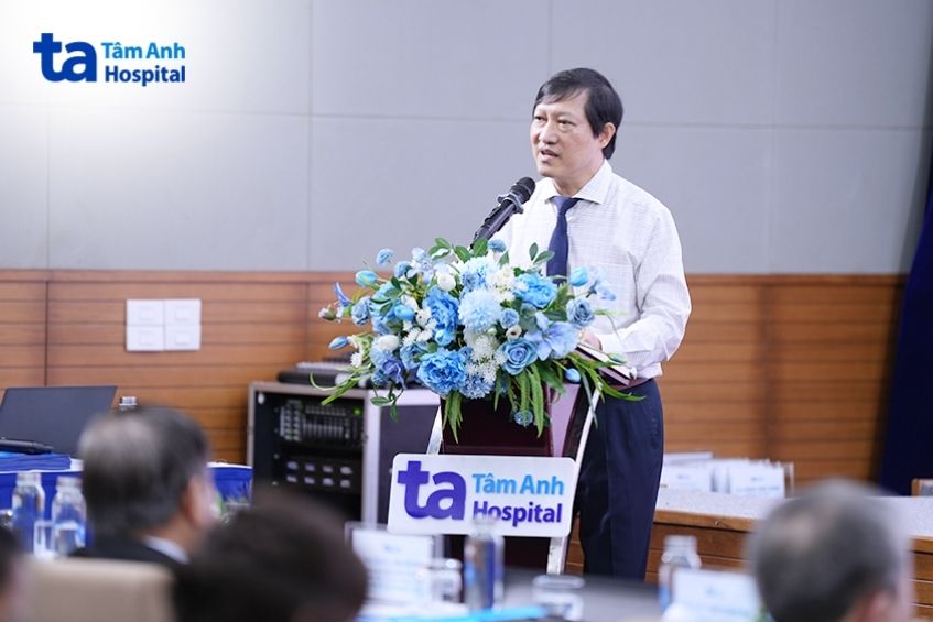 giám đốc trình bày báo cáo nổi bật