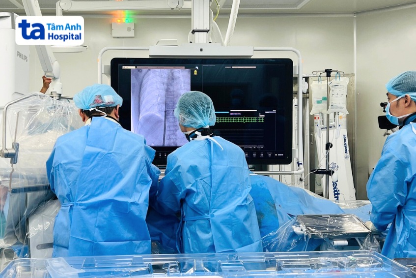 Giáo sư Võ Thành Nhân cùng ê kíp đặt máy tạo nhịp không dây (điện cực) cho bệnh nhân