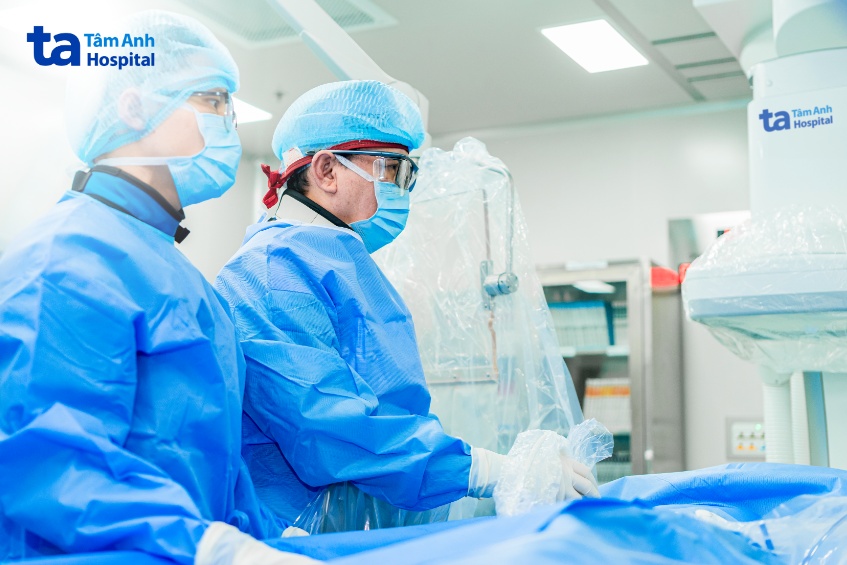 Giáo sư Nhân (phải) cùng êkíp đặt stent cho người bệnh