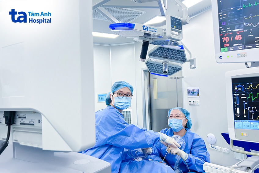 GS Thủy phẫu thuật cho bệnh nhân