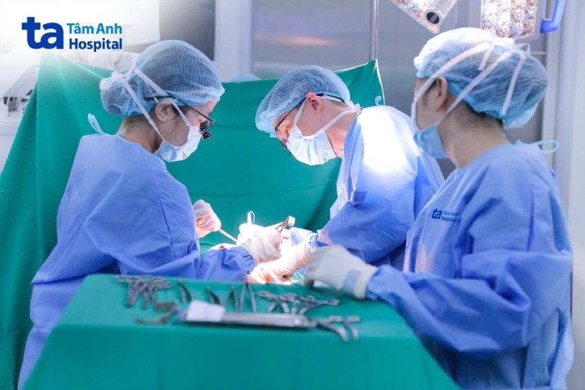 hình ảnh bác sĩ điều trị cho bệnh nhân