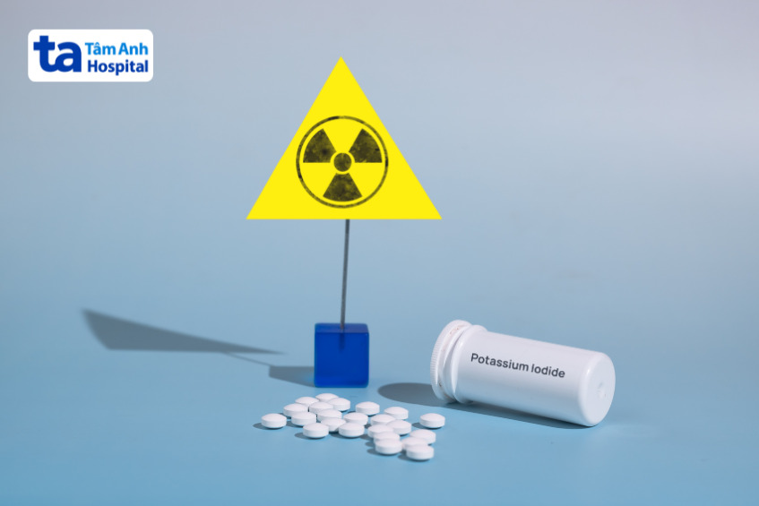 hình minh họa cảnh báo bức xạ kết hợp viên kali iodid 