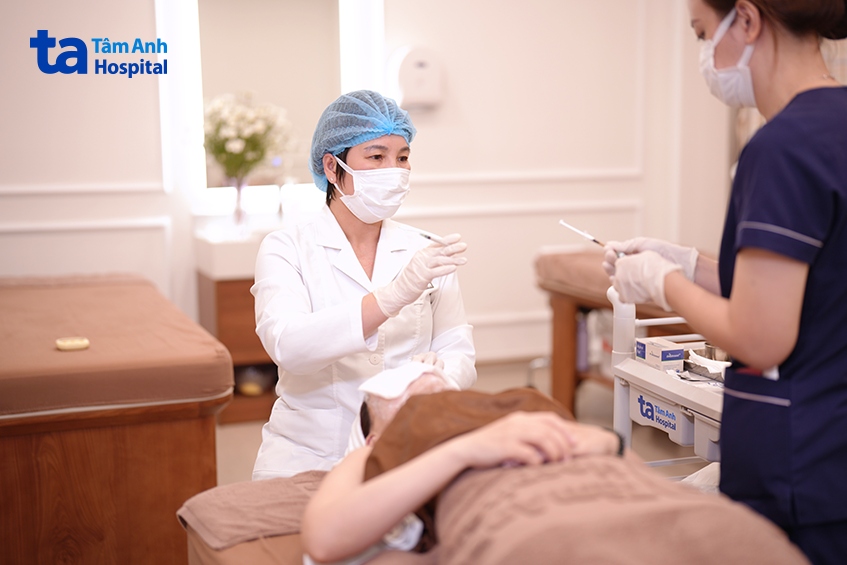 khách hàng làm đẹp tại bv tâm anh