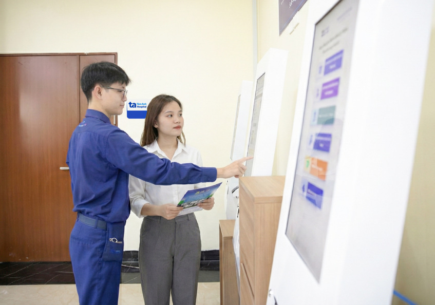 ki-ốt y tế thông minh hỗ trợ khách hàng