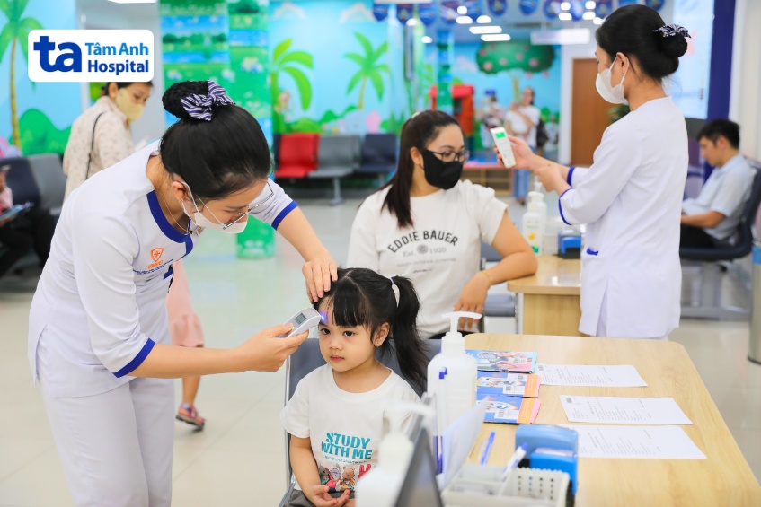 kiểm tra nhiệt độ sau khi tiêm chủng