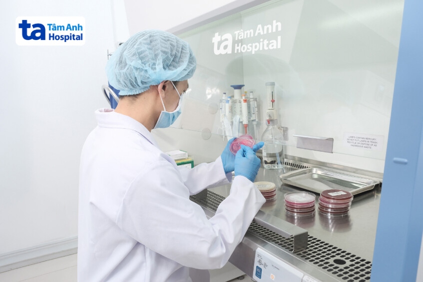 kỹ thuật viên lấy mẫu xét nghiệm