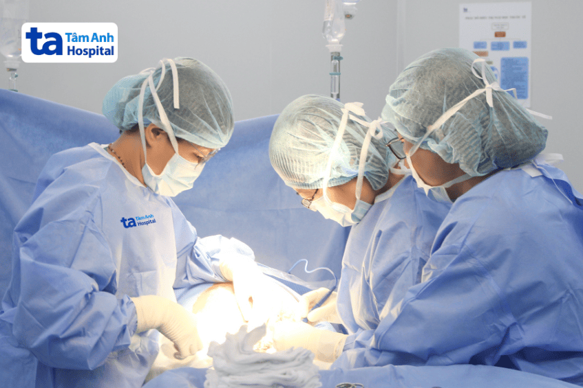 Êkíp Sản Phụ khoa mổ lấy thai cho thai phụ.