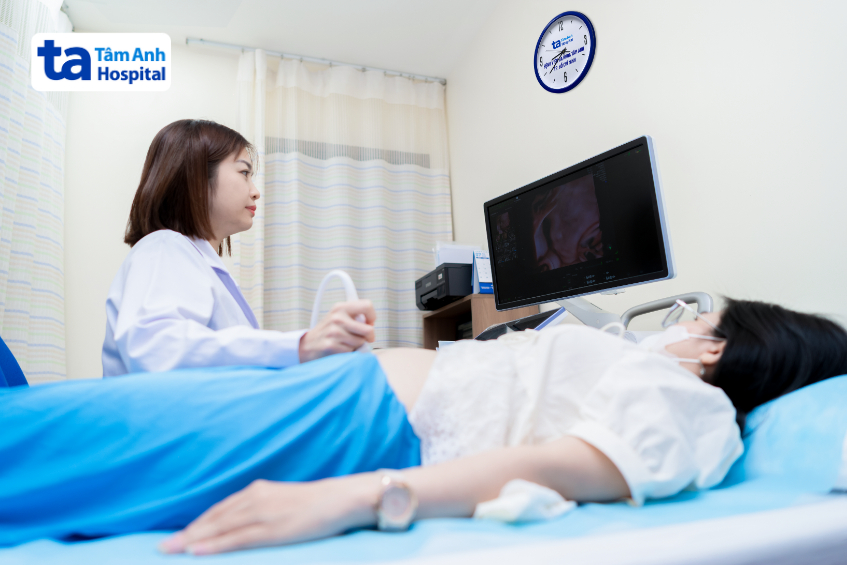 Bác sĩ Nghi siêu âm cho một thai phụ. (Ảnh minh họa)