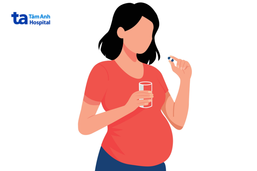 Phụ nữ mang thai uống thuốc theo chỉ định bác sĩ, minh họa lưu ý khi dùng ursodeoxycholic acid