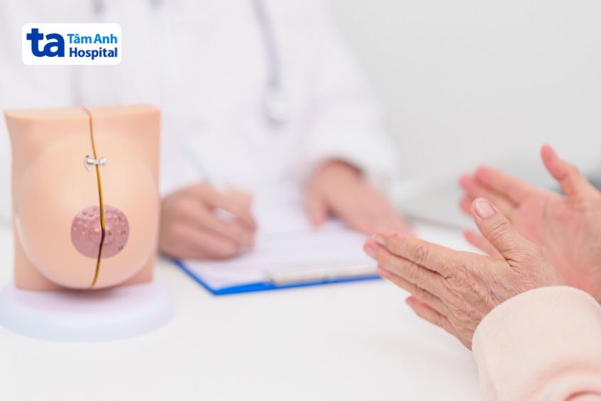 mẹ bầu trao đổi với bác sĩ