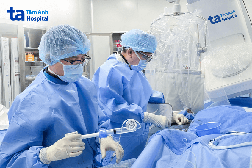 Ê-kíp can thiệp tim mạch thực hiện đặt stent tái thông mạch máu nuôi tim bị tắc cho một người bệnh bị nhồi máu cơ tim. Ảnh: Bệnh viện Đa khoa Tâm Anh