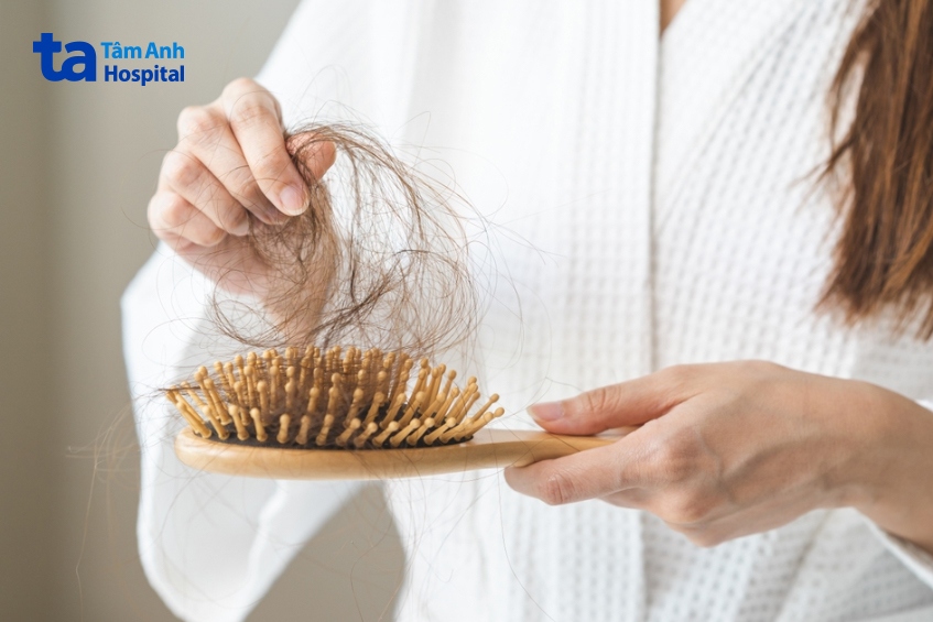 nên gội đầu, chăm sóc, chải tóc nhẹ nhàng nếu đang xạ trị vùng đầu có thể gây rụng tóc