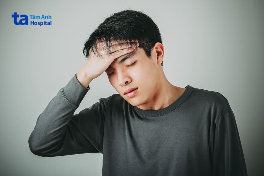 người đàn ông bị sốt, đau đầu