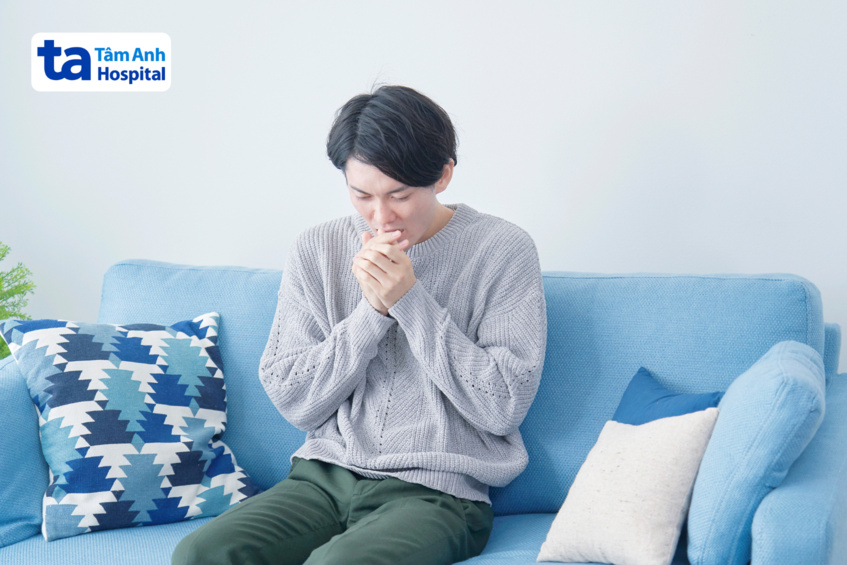 người đàn ông đang cảm thấy lạnh