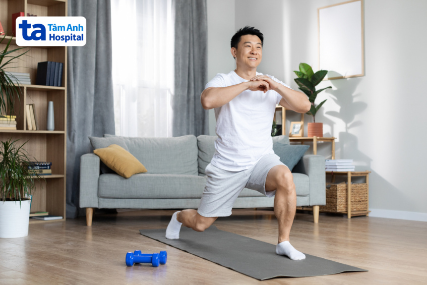 người đàn ông đang tập thể dục