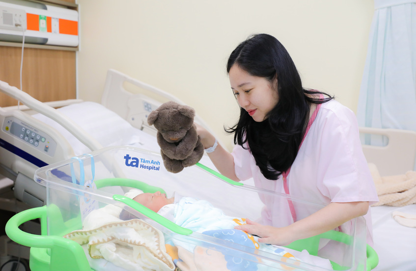 người mẹ đang trông con