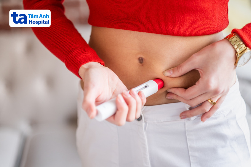 người phụ nữ đang tiêm kích trứng