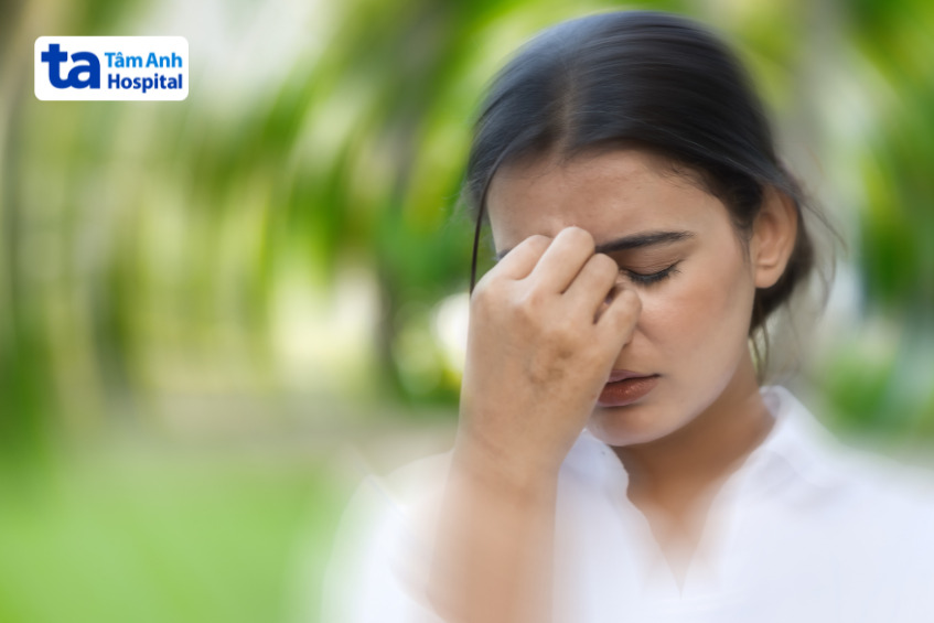 người phụ nữ đau đầu chóng mặt