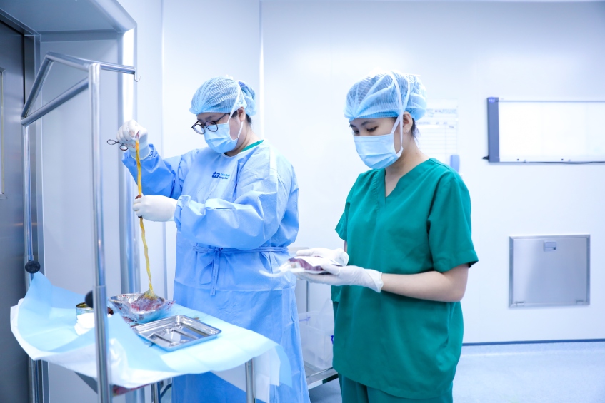 nhân viên ngân hàng mô tâm anh thu thập mô dây rốn cho con trai anh thanh