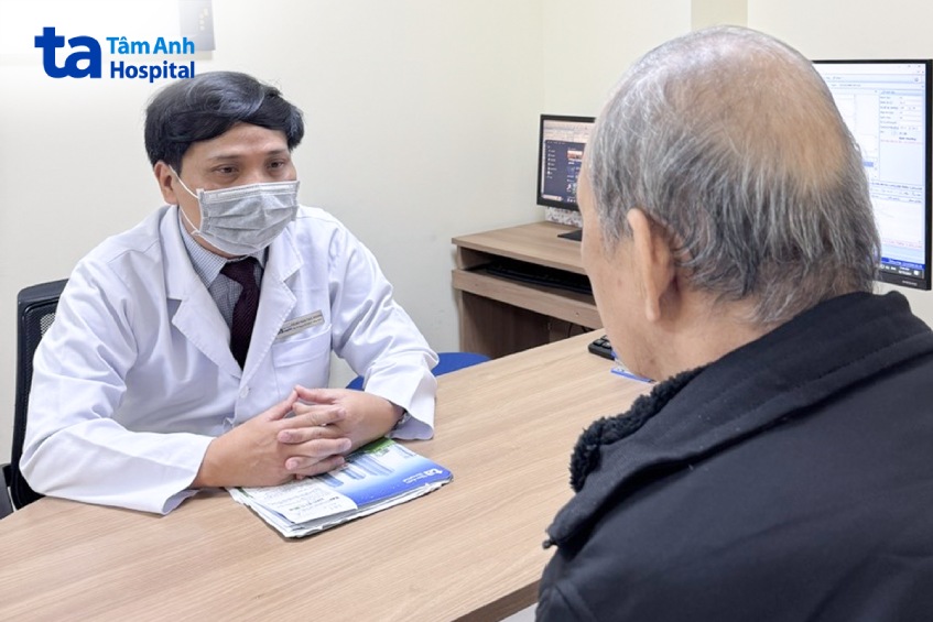 Ông Kỳ tái khám với bác sĩ Khang một tuần sau mổ, sức khỏe hồi phục tốt