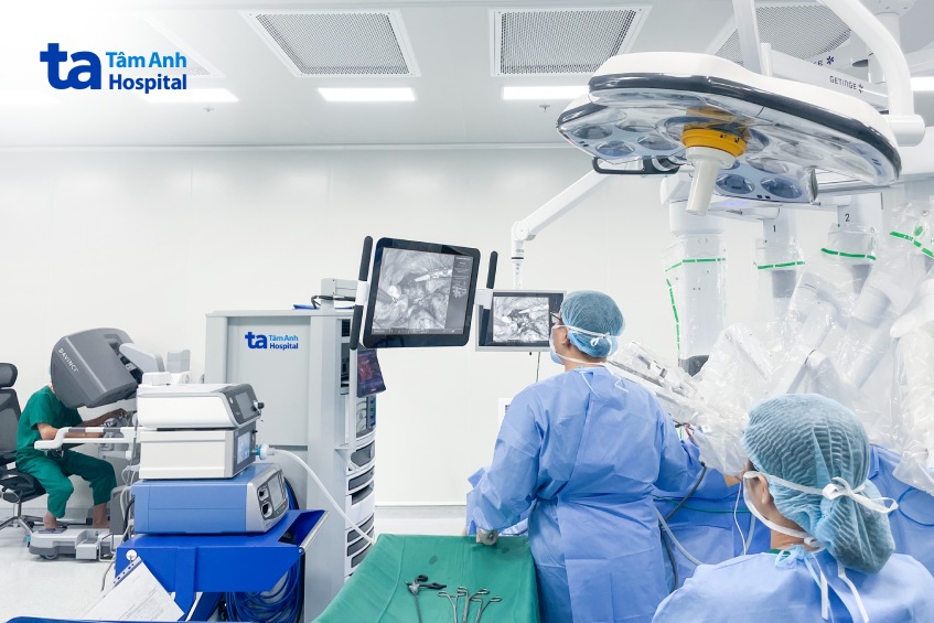Phó giáo sư Vĩnh điều khiển robot Da Vinci Xi bóc tách khối u ra khỏi vùng nguy hiểm trong lồng ngực ông Nam