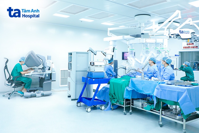 Phó giáo sư Vĩnh điều khiển robot Da Vinci Xi cùng êkíp phẫu thuật cắt khối u phổi cho ông Công