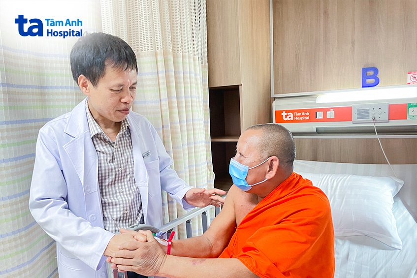 Phó giáo sư Vũ Hữu Vĩnh thăm khám cho ông Công sau ca mổ thành công