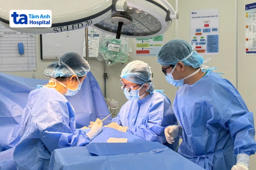 phẫu thuật cắt bỏ kén bã đậu cho trẻ