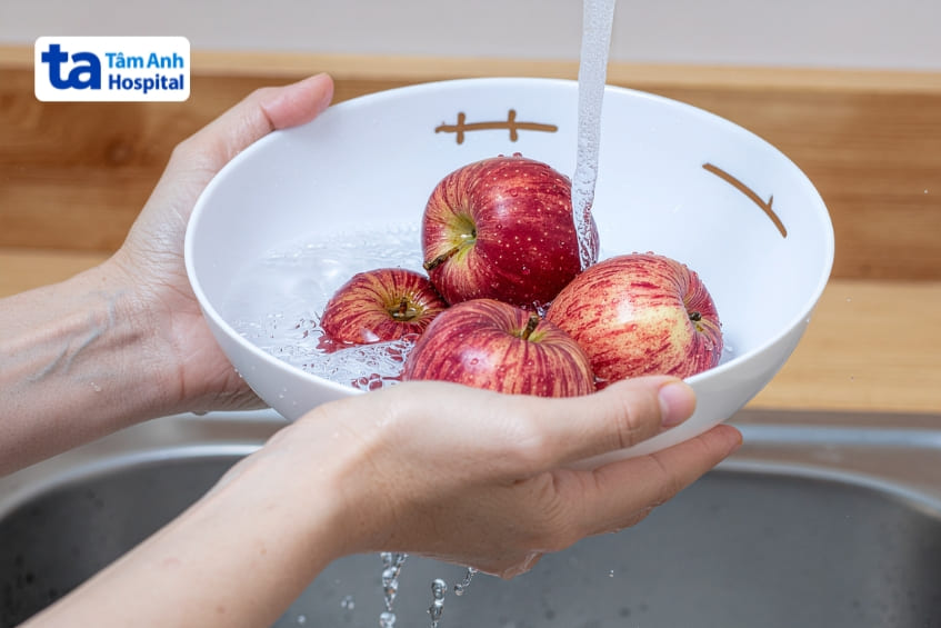 rửa sạch táo
