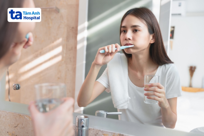 súc miệng bằng nước muối